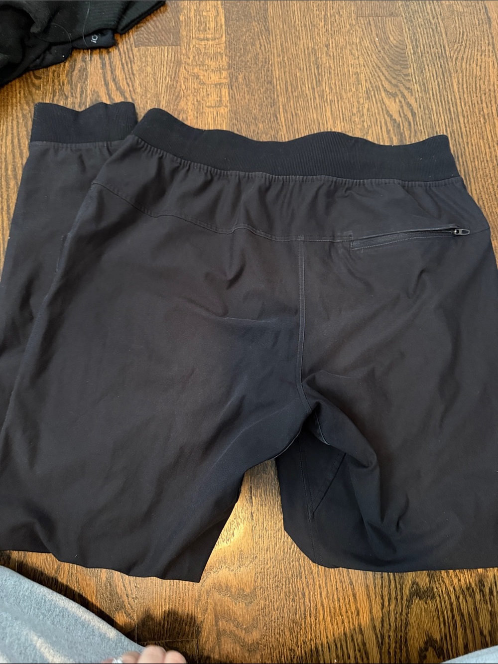 Lululemon men’s black joggers - Picture 2 of 4
